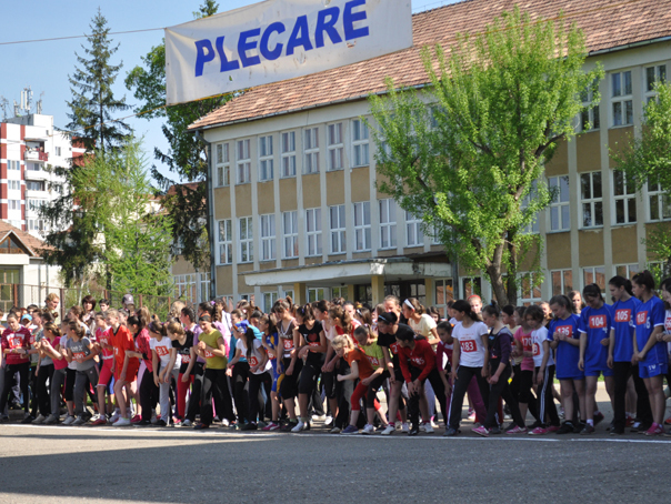 Peste 1.200 de sportivi de toate vârstele au participat la Crosul